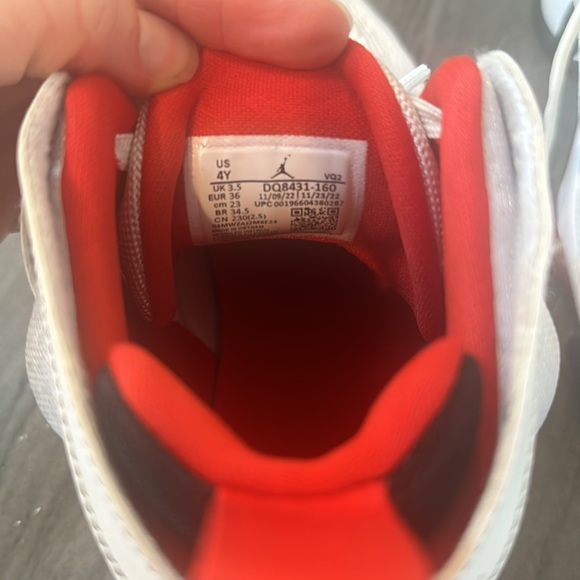 Nike Jumpman twotrey size 4Y - Picture 4 of 5